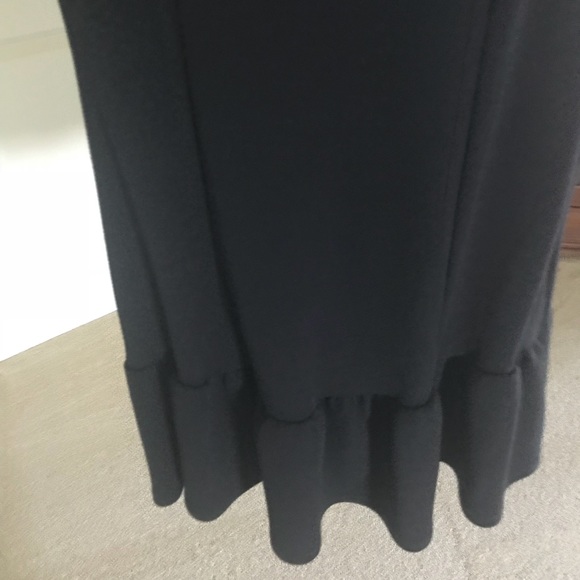 Adorable black dress, with ruffle at the bottom - Picture 4 of 4